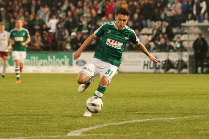 Mirko Boland (VfB Lübeck) gegen den SC Weiche Flensburg 08