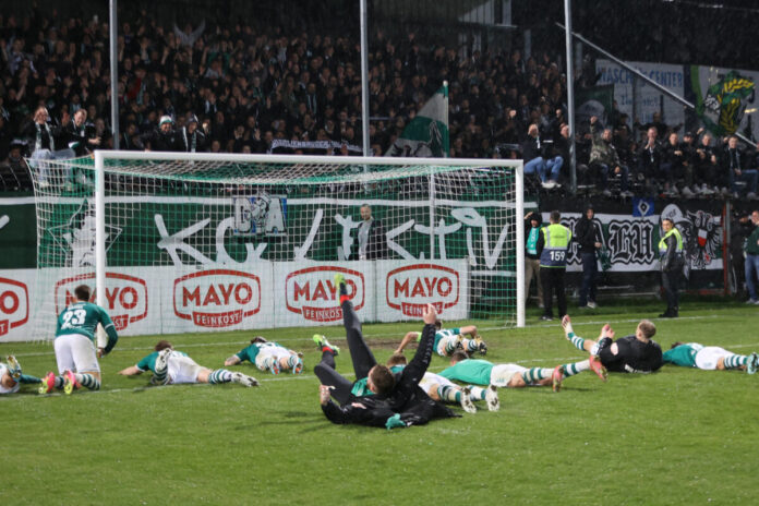 VfB Lübeck feiert ausgelassen. Foto Vivian Pfaff