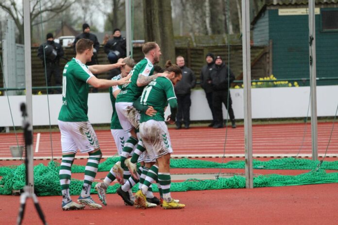 VfB Lübeck feiert Torerfolg in Delmenhorst vor den Fans