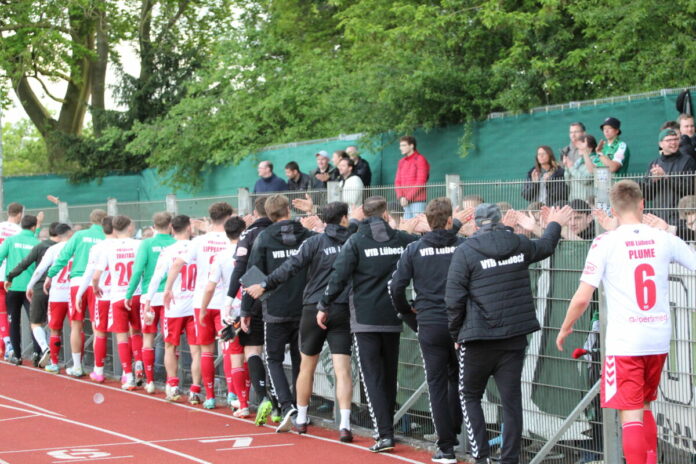 Abklatschen mit den Fans des VfB Lübeck