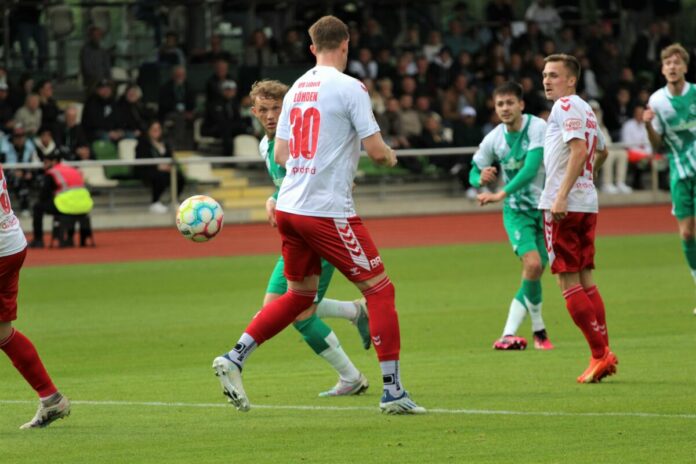 Auch Jannik Löhden (VfB Lübeck) hatte es schwer den Laden zusammenzuhalten gegen Werder Bremen II