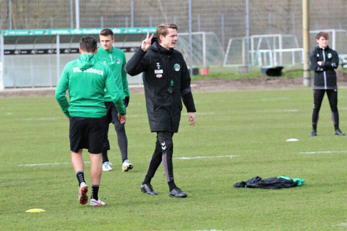 Coach Lukas Pfeiffer (VfB Lübeck) zeigt nächste Einheit an