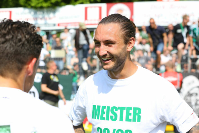 Felix Drinkuth (VfB Lübeck hat gut Lachen nach dem Gewinn der Meisterschaft