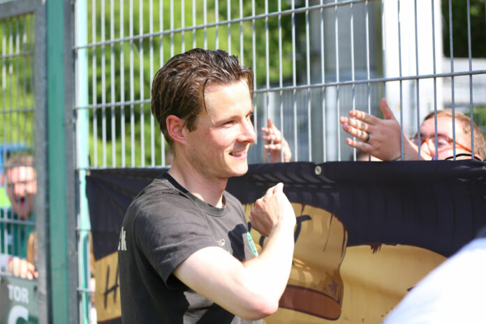 Lukas Pfeiffer (Trainer des VfB Lübeck) klatscht mit Fans ab