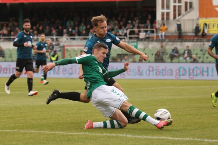 Marius Hauptmann (VfB Lübeck) im Spiel gegen Jeddeloh