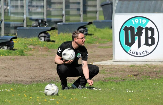 Physio Matthias Stobbe (VfB Lübeck) in Aktion