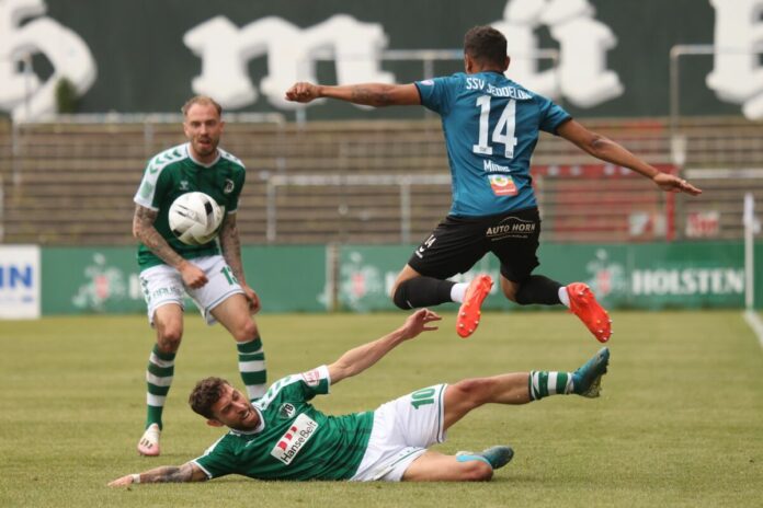 Starker Einsatz von Manuel farrona Pulido (VfB Lübeck) gegen Jeddeloh