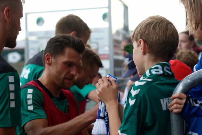Autogramme beim VfB Lübeck zum Auftakt