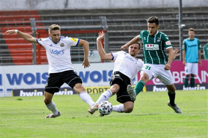 Manuel Zeitz (1. FC Saarbrücken) im Duell mit Mirko Boland (VfB Lübeck)