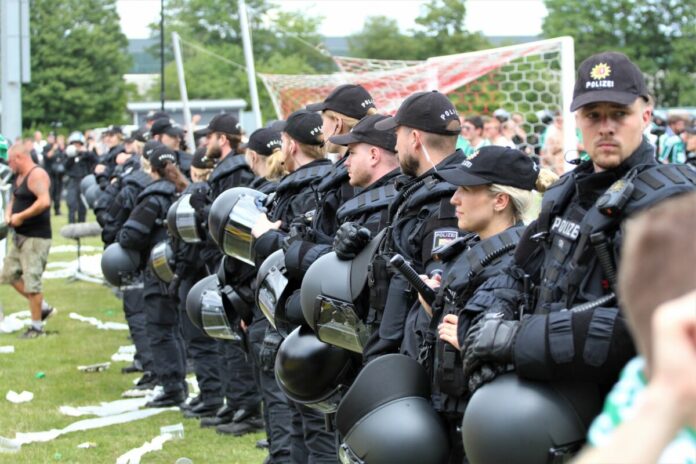 Polizei stellt sich zwischen VfB-Fans und Mannschaft