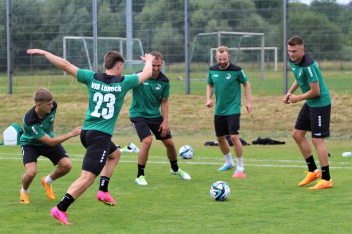 Robin Velasco, Mattis Daube, Ulrich Taffertshofer, Jan-Marc Schneider und Noah Plume alle (VfB Lübeck)