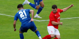 Marcel Ottenbreit (5, FC Anker Wismar) im Zweikampf mit Cenker Yoldas (21, Hertha 03 Zehlendorf)