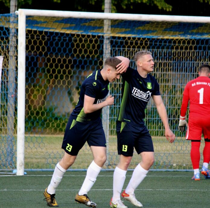 Rapid Lübeck bejubelt Tor im Testspiel gegen den SC Rönnau.