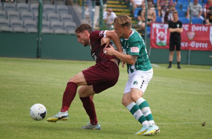 Janek Sternberg (VfB Lübeck) versucht den Ball zu erobern im Test beim BFC Dynamo