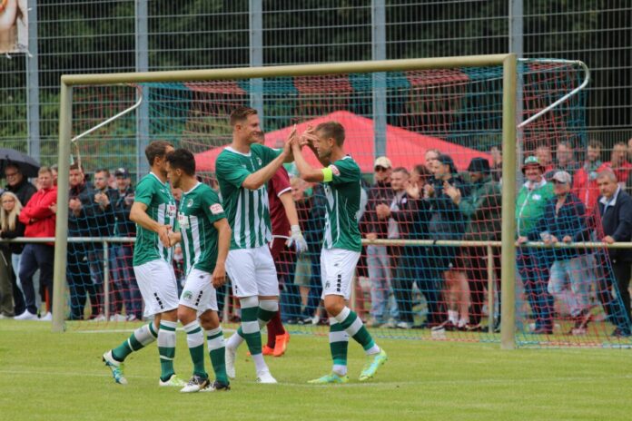 Jubel beim VfB Lübeck nach einem Tor in Eutin
