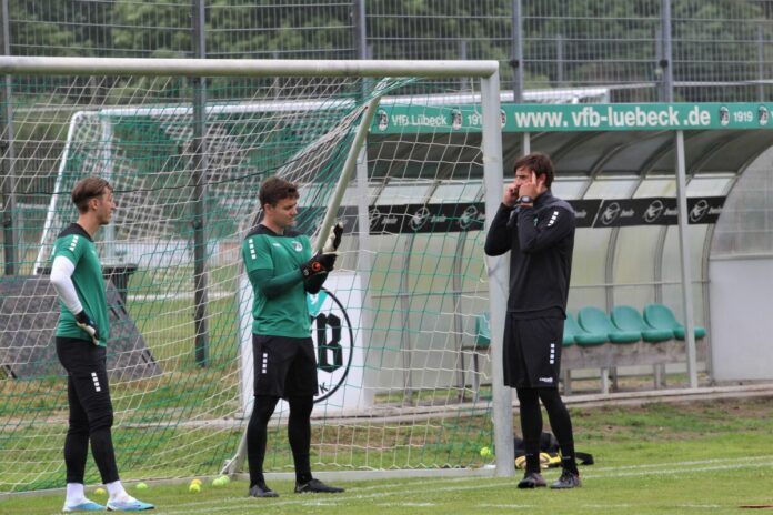 Philipp Klewin, Florian Kirschke und Torwarttrainer Arvid Schenk (VfB Lübeck)