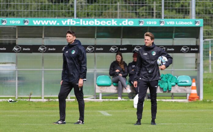 Bastian Reinhardt (Co) und Cheftrainer Lukas Pfeiffer (VfB Lübeck)