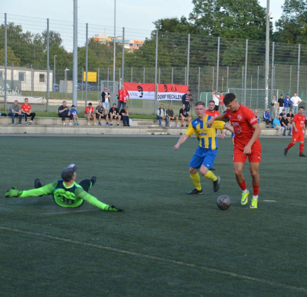 Nikita Bondarenko erzielt das 1:0 für den FC Anker Wismar. Foto: Roman Krischewski