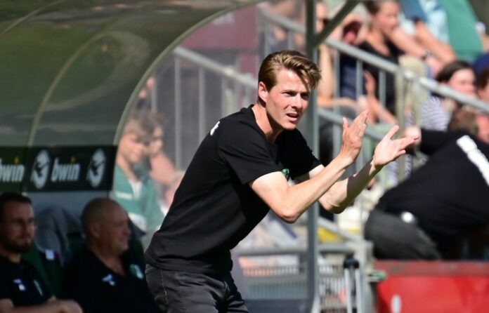 Lukas Pfeiffer (Coach des VfB Lübeck) motiviert seine Spieler