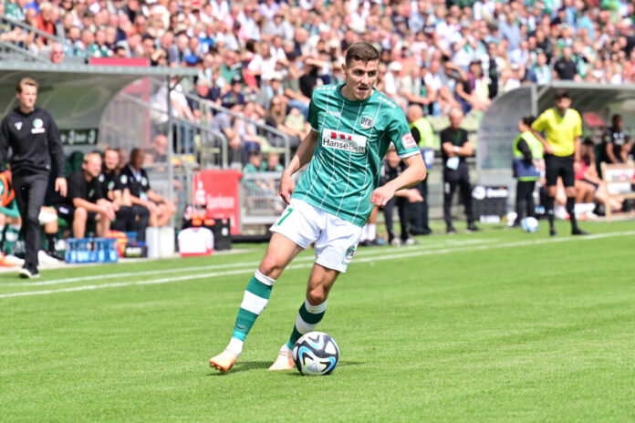 Marius Hauptmann (VfB Lübeck) musste gegen Sandhausen verletzt raus.