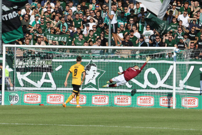 Erneut findet ein Schuss des VfB Lübeck nicht den Weg ins Tor von Dynamo Dresden