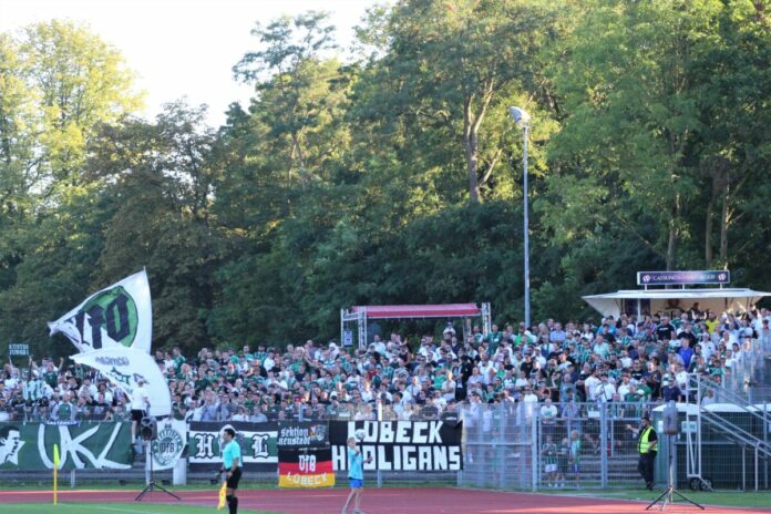 Fans des VfB Lübeck beim Landespokal auf dem Buni