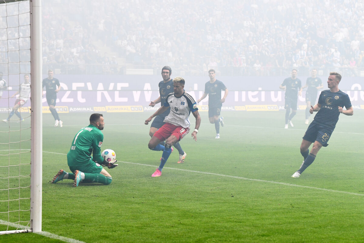 HSV: Der Pyro-Rauch von Hansa Rostock im Volksparkstadion – Meffert bedankt sich