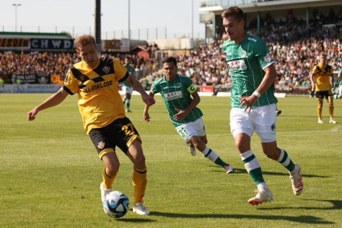 Sören Reddemann (VfB Lübeck) im Duell mit Niklas Hauptmann (Dynamo Dresden)