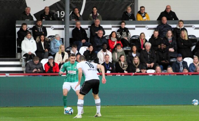 Marius Hauptmann (VfB Lübeck) hatte einen schweren Stand in Verl