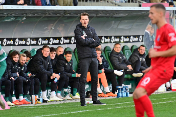Lukas Pfeiffer, Coach des VfB Lübeck, beim Match gegen Unterhaching