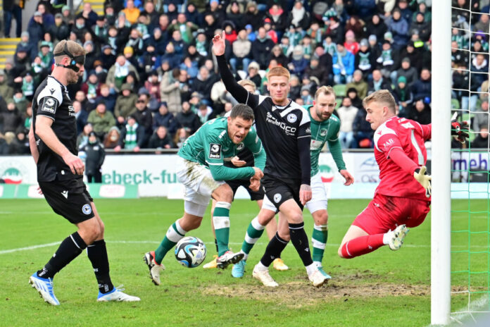 Mirko Boland (VfB Lübeck) in Aktion gegen Arminia Bielefeld