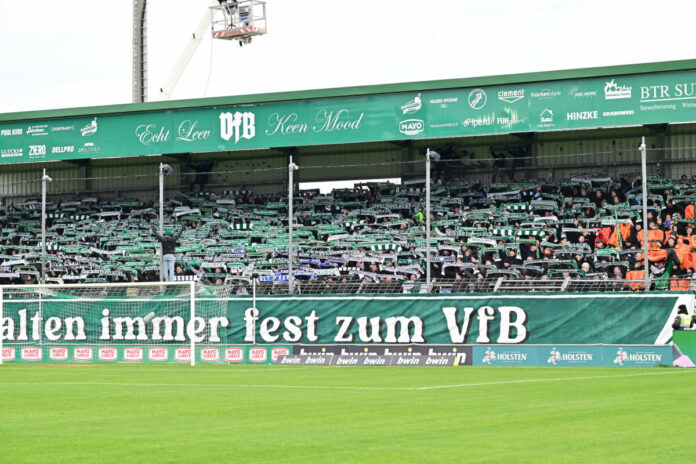 Pappelkurve, VfB Lübeck, Fans mit Schal, 3. Liga