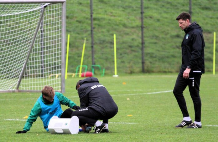 Robin Velasco (VfB Lübeck) muss das Training verletzungsbedingt abbrechen
