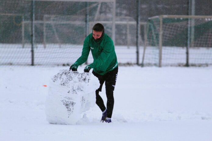 Sören Reddemann, VfB Lübeck, hat Spaß im Schnee