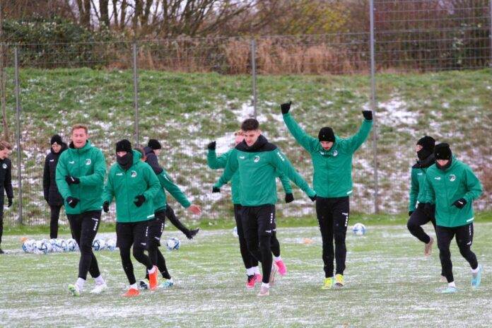 VfB Lübeck trainiert auf dem Nebenplatz bei Frost