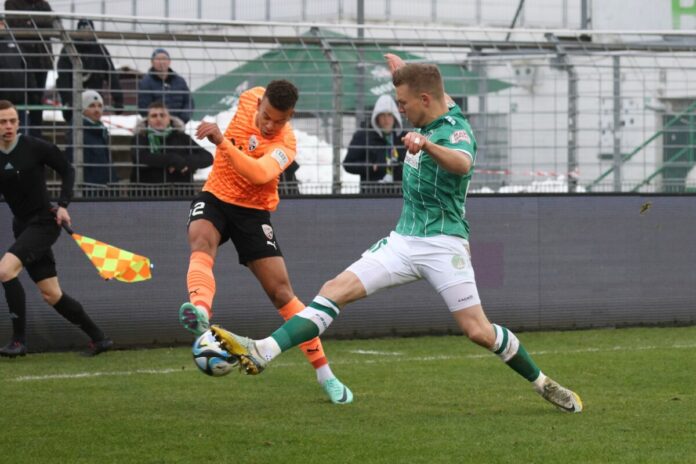 Janek Sternberg (VfB Lübeck) versucht Flanke zu unterbinden