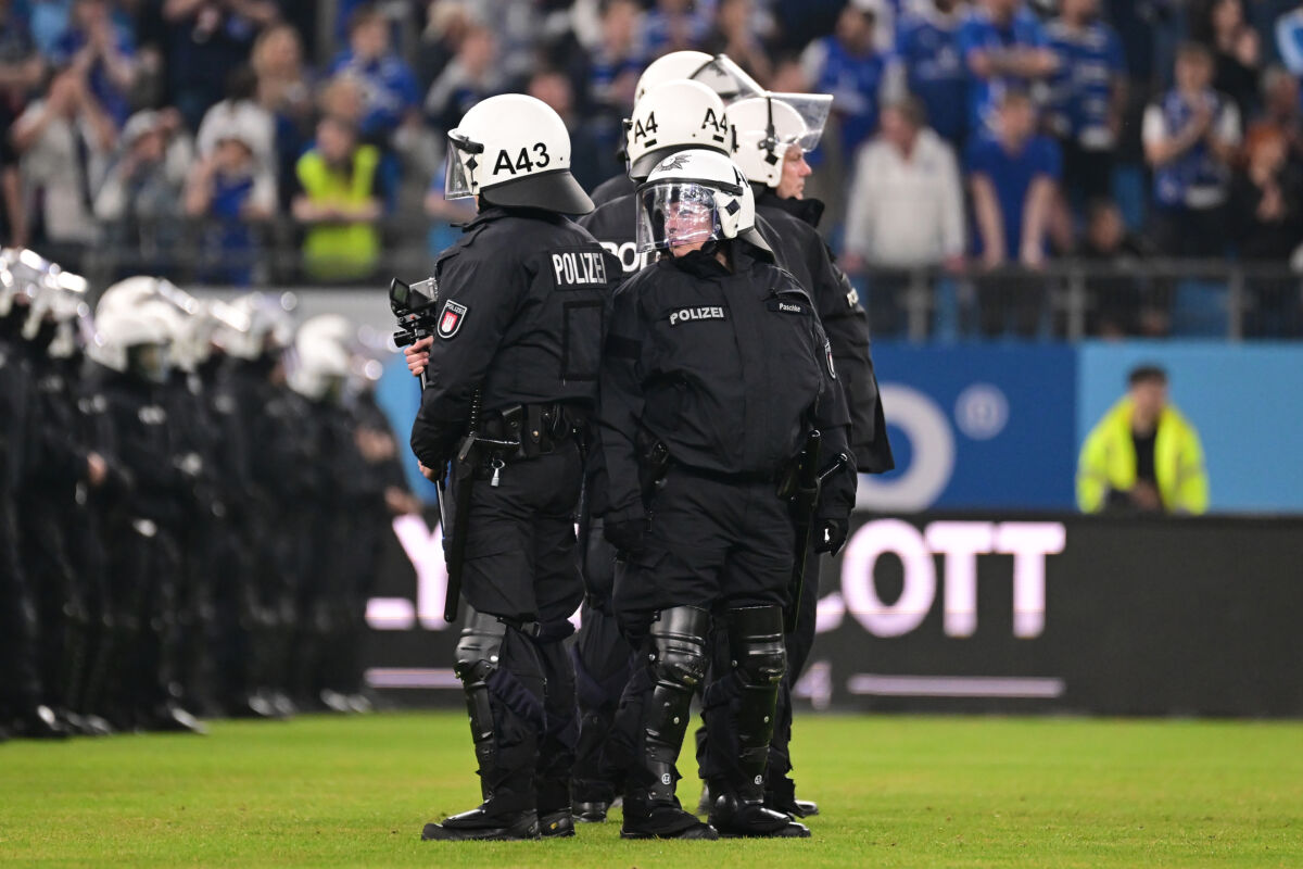 Gegen Rostock-Fans – Polizei setzt Schlagstock und Pfefferspray