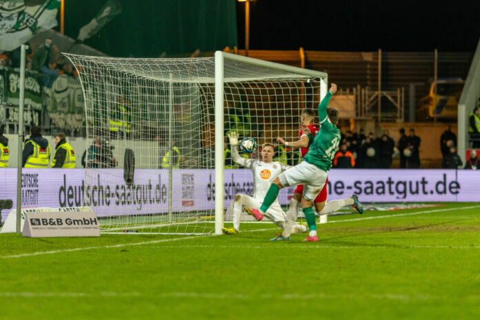 RW Essen - VfB Lübeck, Mattis Daube hat die Chance zum Ausgleich