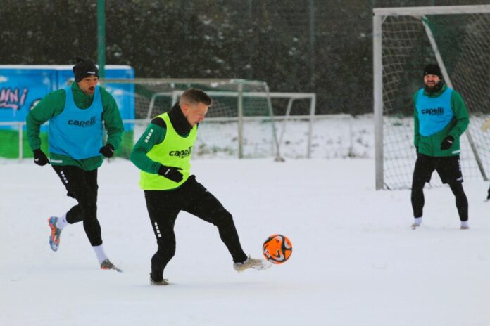 Training im Schnee beim VfB Lübeck mit Janek Sternberg und Cyrill Akono