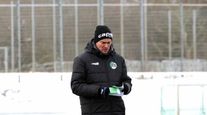 Cheftrainer Florian Schnorrenberg (VfB Lübeck) beim Training, Schnee, 3. Liga