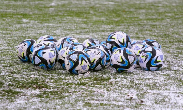 Fußball, Bälle, Schnee