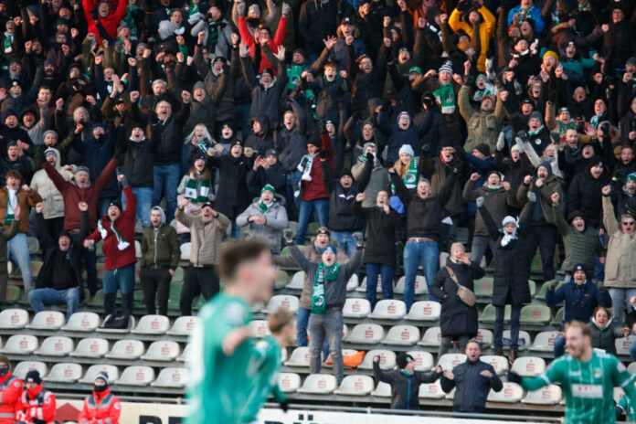 Jubel auf der Tribüne des VfB Lübeck nach einem Treffer