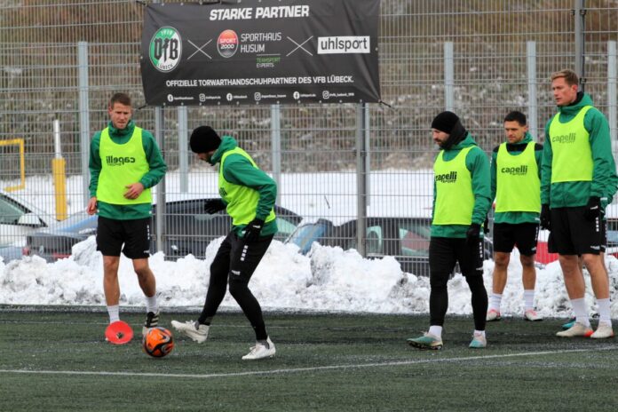 Training mit Tommy Grupe, Pascal Breier, Jan-Marc Schneide, Mirko Boland, Jannik Löhden, VfB Lübeck, Kunstrasen