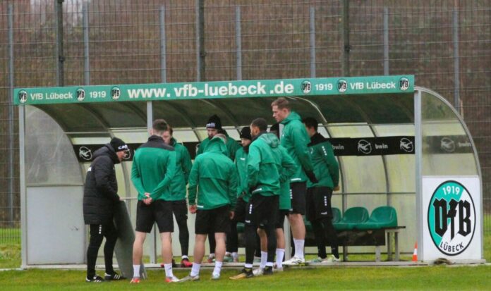 VfB Lübeck, Trainer Florian Schnorrenberg mit Taktiktafel