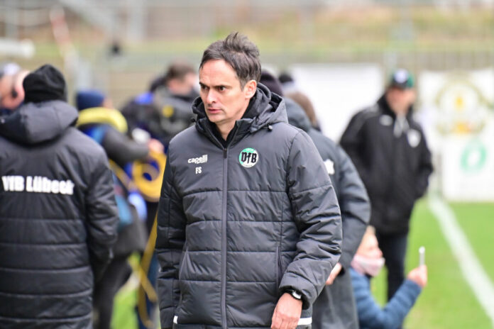 Cheftrainer Florian Schnorrenberg (VfB Lübeck) ist bedient.