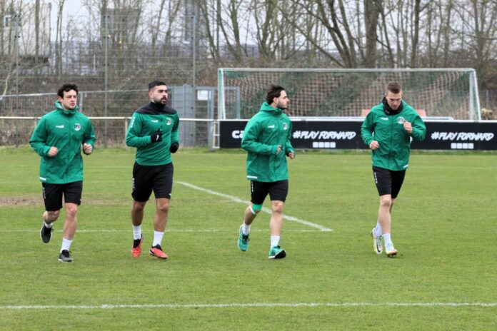 Aaron Herzog, Tarik Gözüsirin, Robin Kölle, Janek Sternberg (alle VfB Lübeck) im Lauftraining