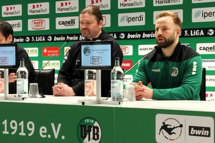 Jan-Marc Schneider bei der Pressekonferenz beim VfB Lübeck, 3. Liga