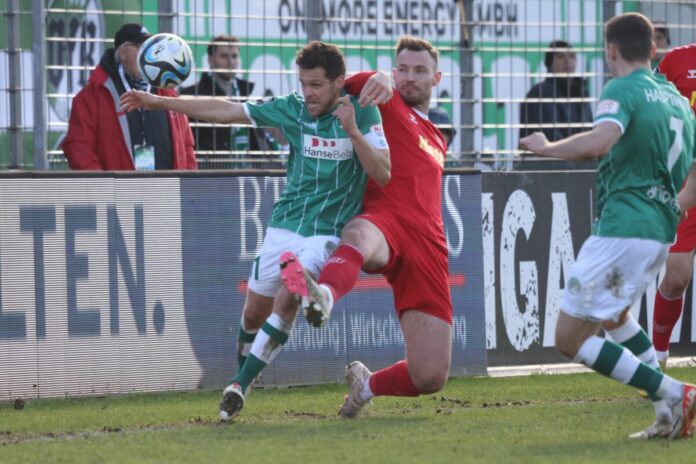 Mirko Boland (VfB Lübeck) gegen den SSV Jahn Regensburg