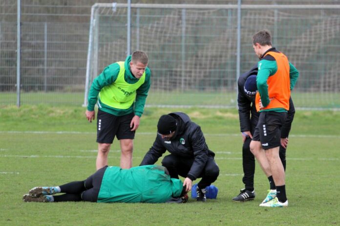 Philipp Klewin (VfB Lübeck) am Boden, Training