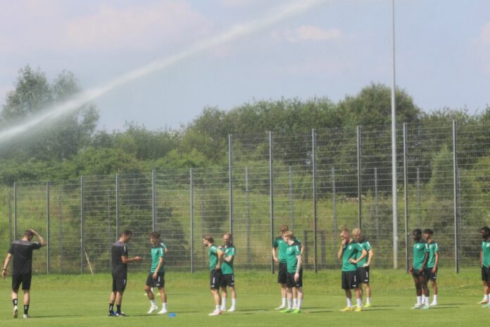 Ein bisschen Kühlung beim Training, VfB Lübeck